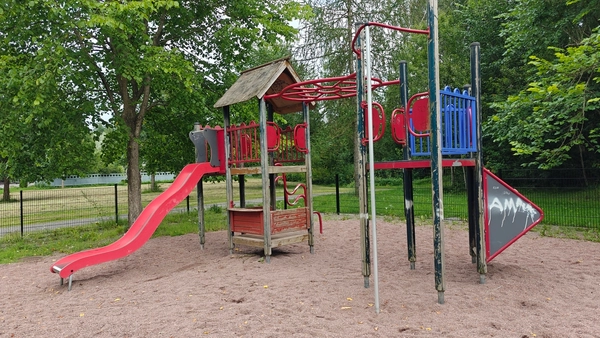 Iso kiipeilyteline liukumäellä.