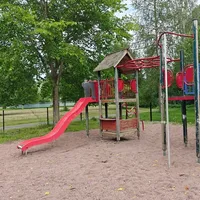Iso kiipeilyteline liukumäellä.