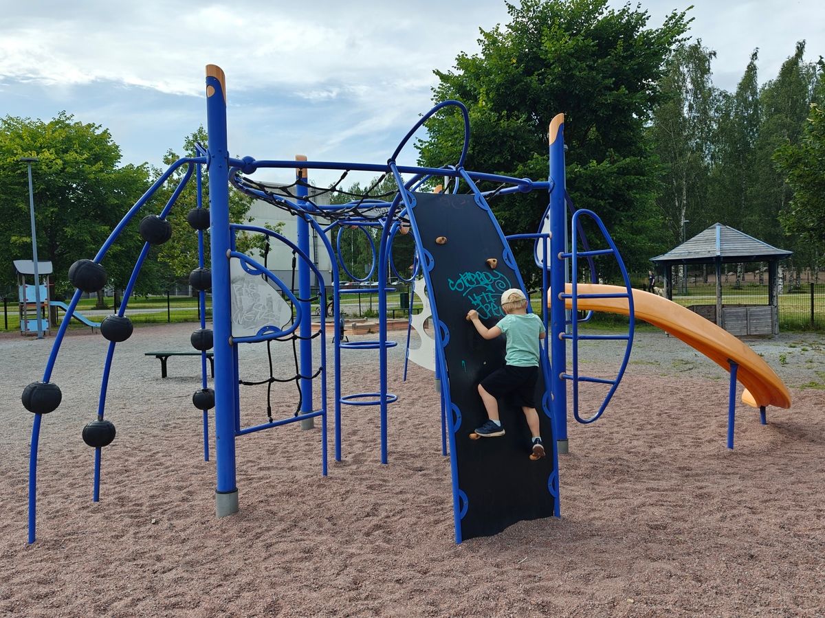 Monipuolinen kiipeilyteline, jossa myös hauska liuku alas.