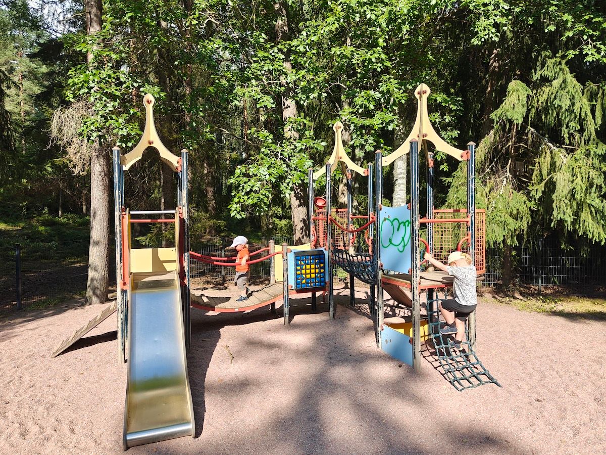 Pieni kiipeilyteline liukumäellä.