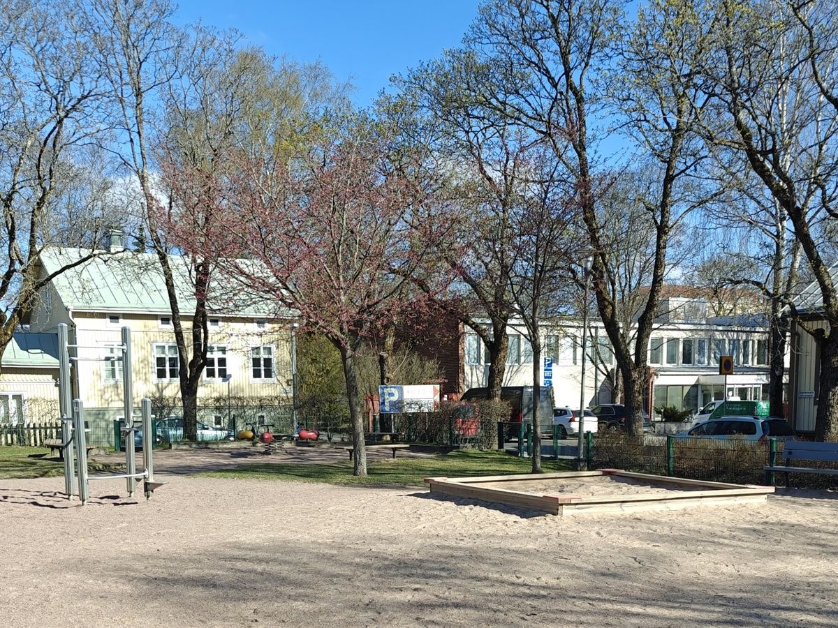 Kiipeilyteline ja hiekkalaatikko.