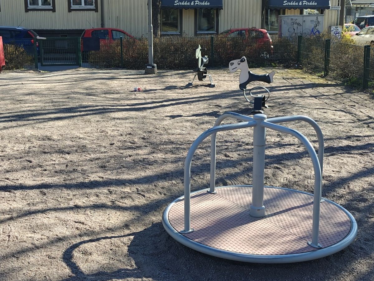 Pieni karuselli ja jousivälineitä.