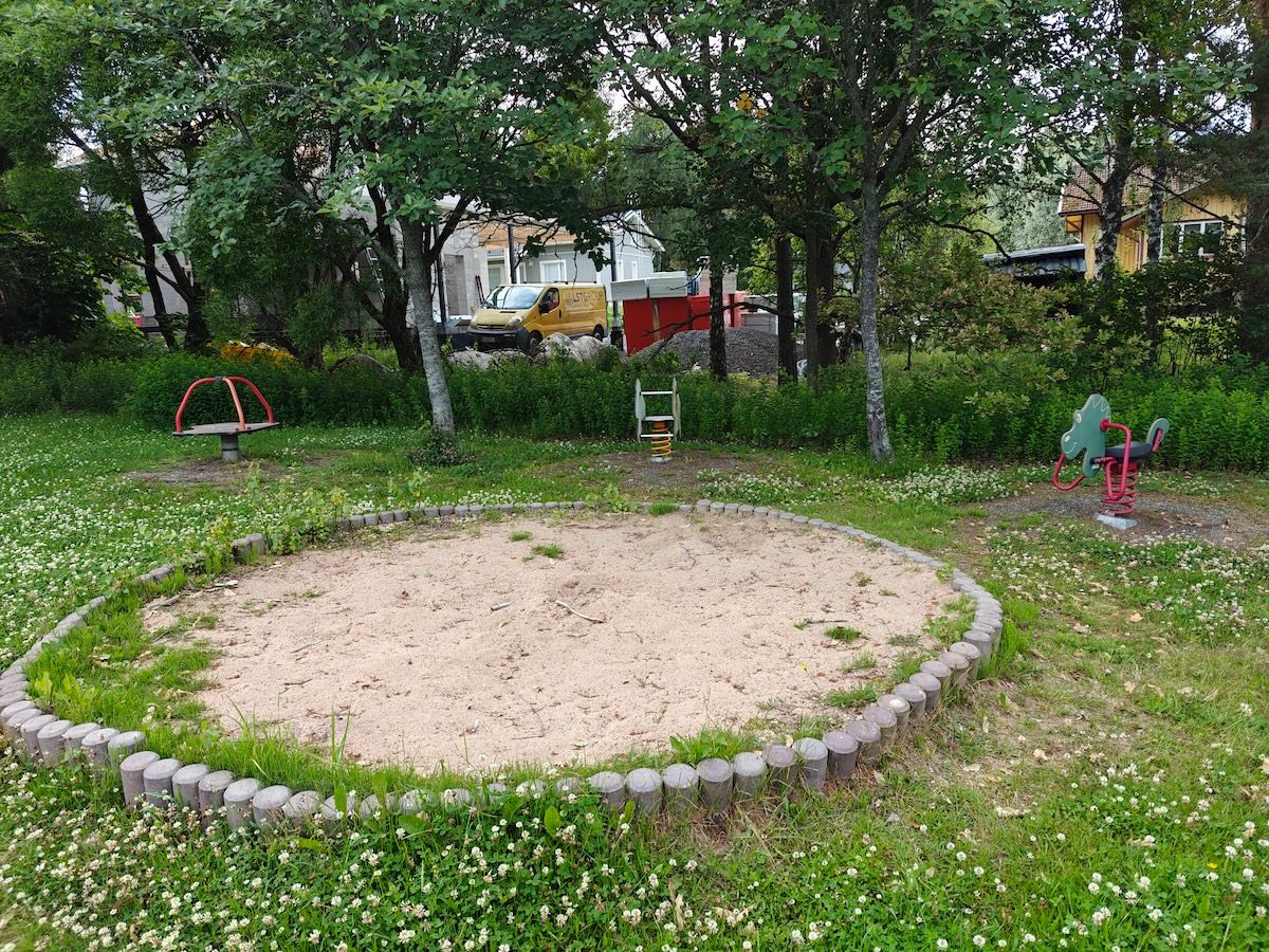 Hiekkalaatikko ja jousivälineitä.