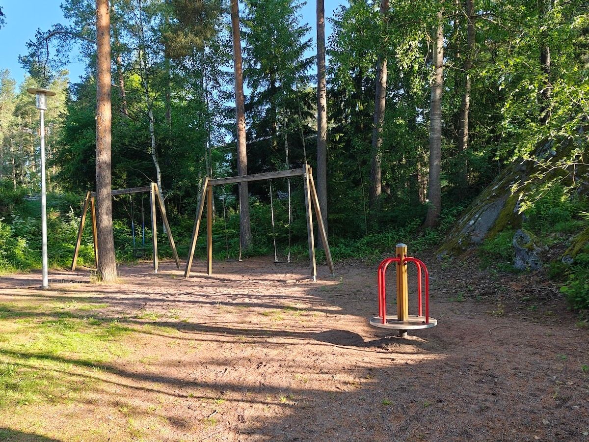 Kaksi vauvakeinua, kaksi lautakeinua ja karuselli.