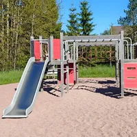 Kiipeilyteline, jossa liukumäki ja paljon erilaisia seiniä ja verkkoja kiipeiltäväksi.