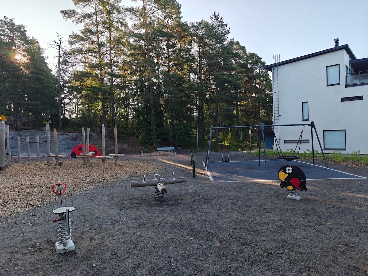 Kolme jousivälinettä, vauvakeinu, lautakeinu ja hämähäkkikeinu.