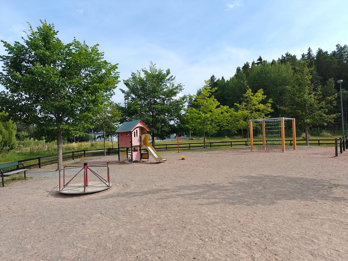 Karuselli, liukumäki ja kiipeilyteline.