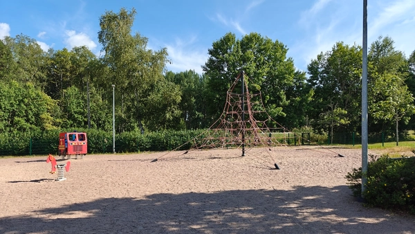 Verkkokiipeilyteline, jousiväline ja paloautoleikkiteline.