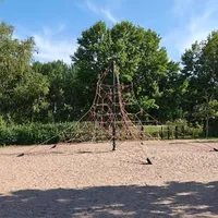 Verkkokiipeilyteline, jousiväline ja paloautoleikkiteline.