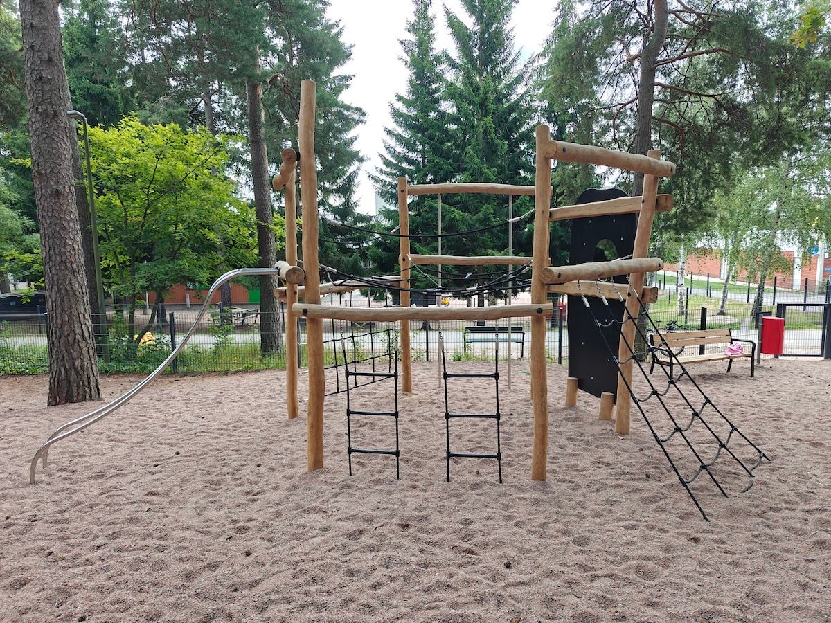 Iso kiipeilyteline.