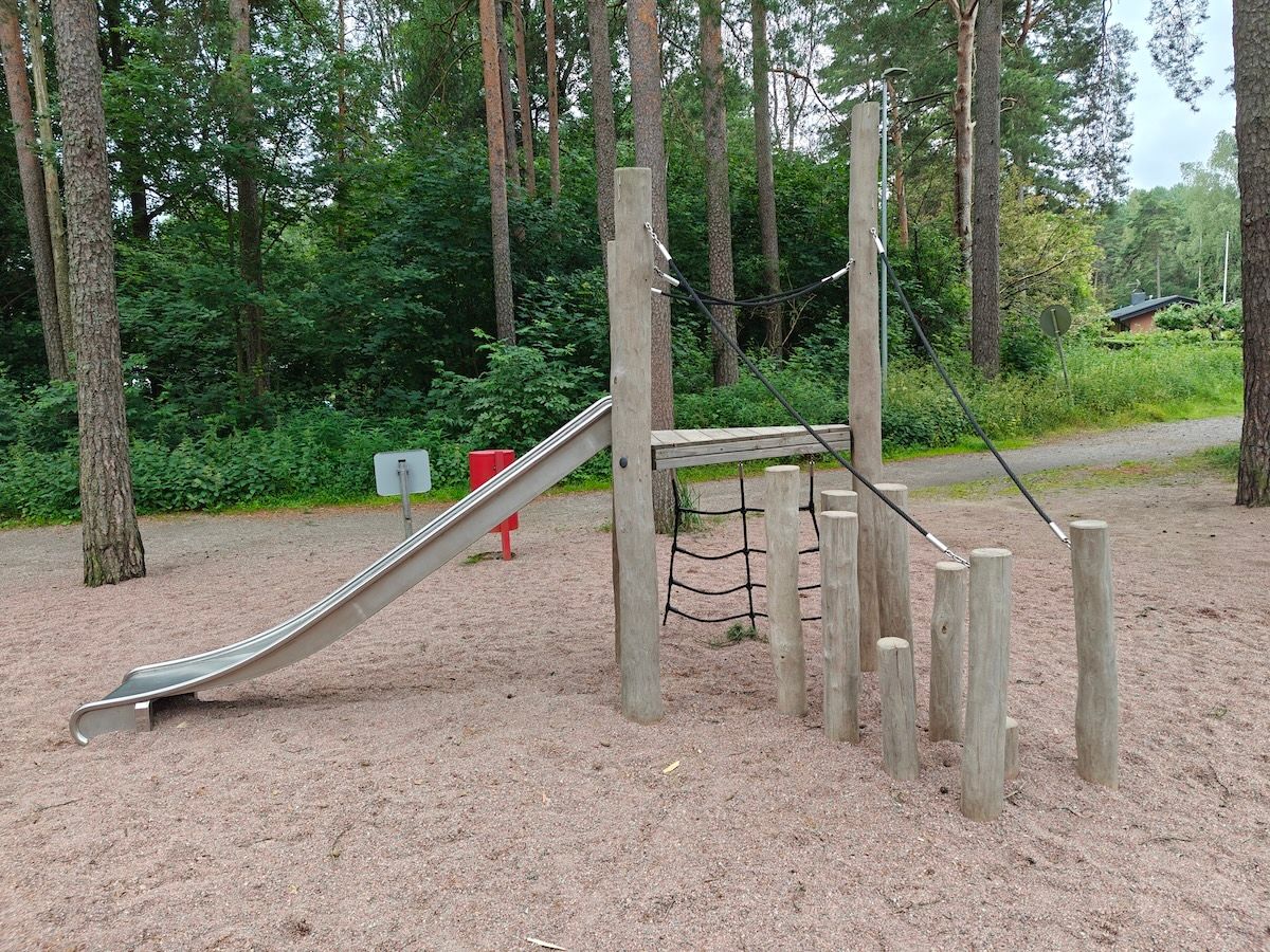 Liukumäki, jossa tasapainoiluaskelmat sekä verkkoteline.