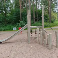 Liukumäki, jossa tasapainoiluaskelmat sekä verkkoteline.