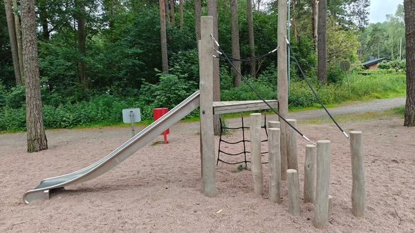 Liukumäki, jossa tasapainoiluaskelmat sekä verkkoteline.