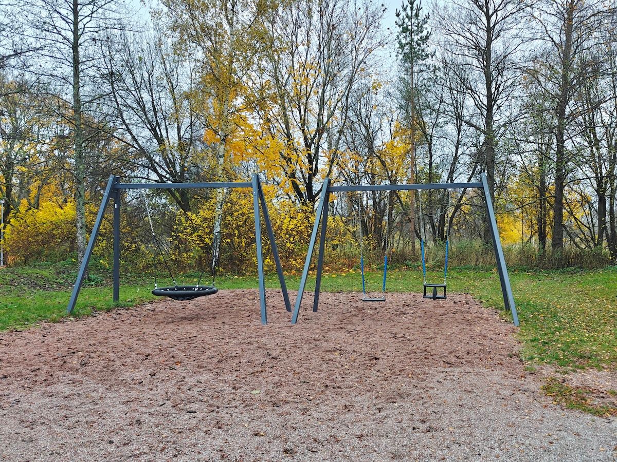 Hämähäkkikeinu, lautakeinu ja vauvakeinu.