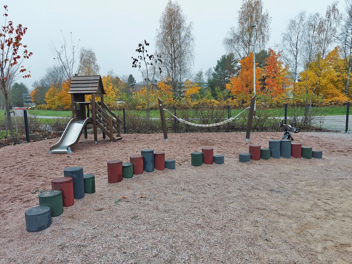 Pienemmille sopiva liukumäki, jousiväline sekä tasapainoilurata.