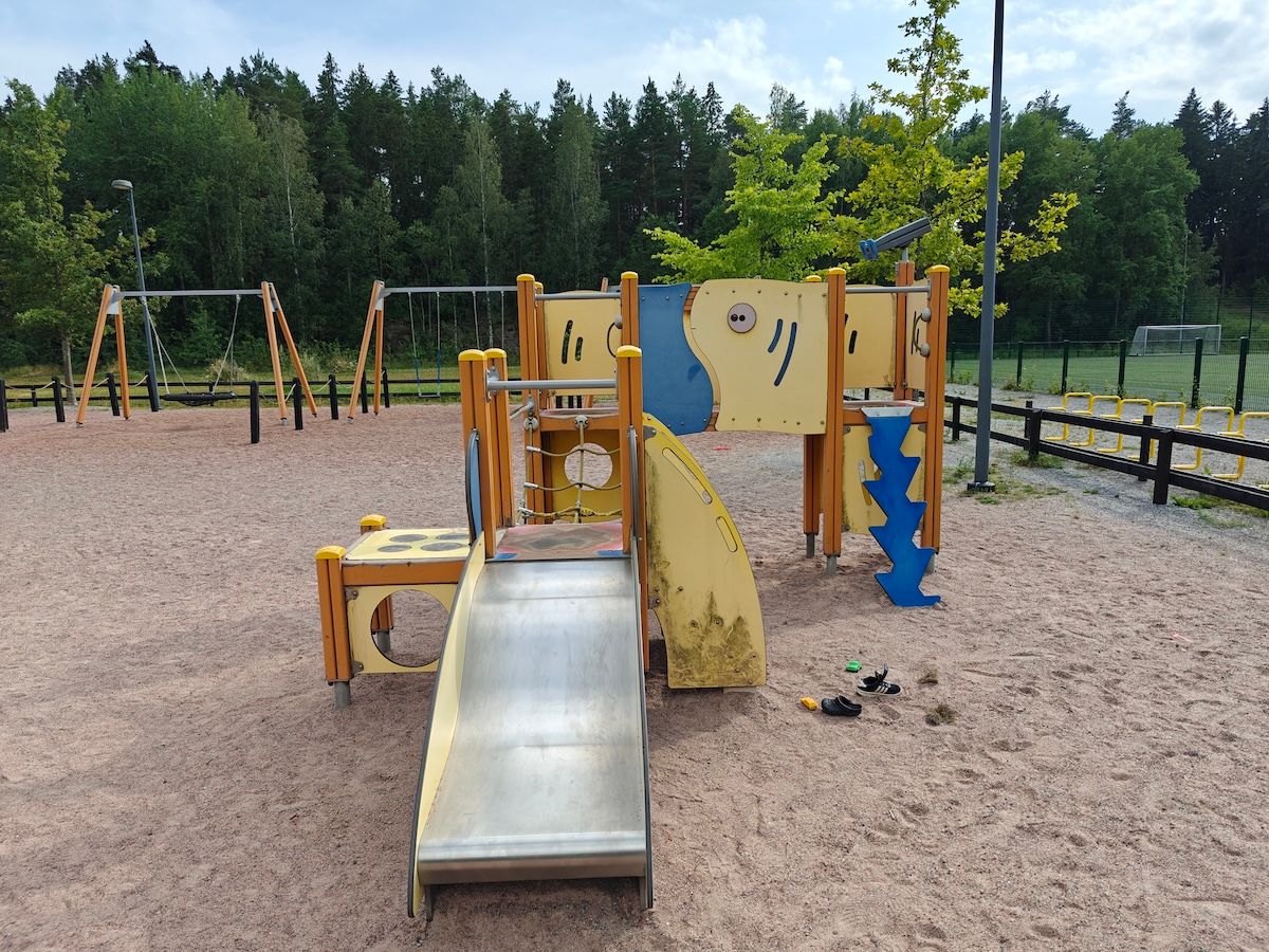 Pienille sopiva kiipeilyteline liukumäellä.