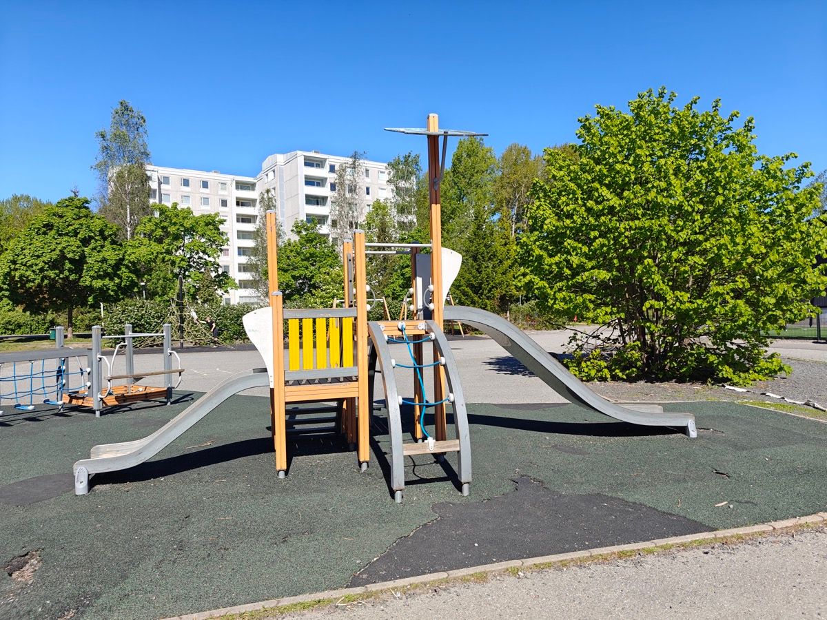 Kiipeilyteline, jossa kaksi liukumäkeä.