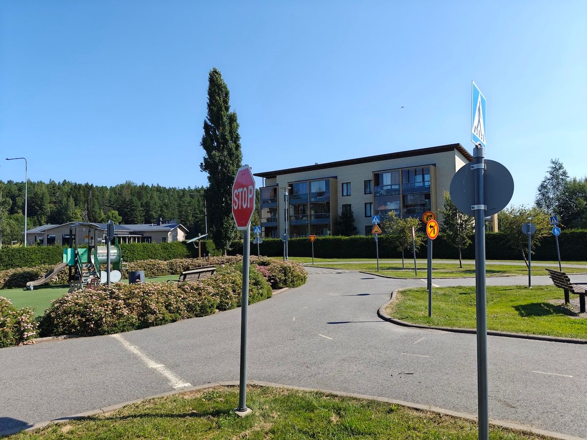 Liikennemerkkejä liikennepuistossa.