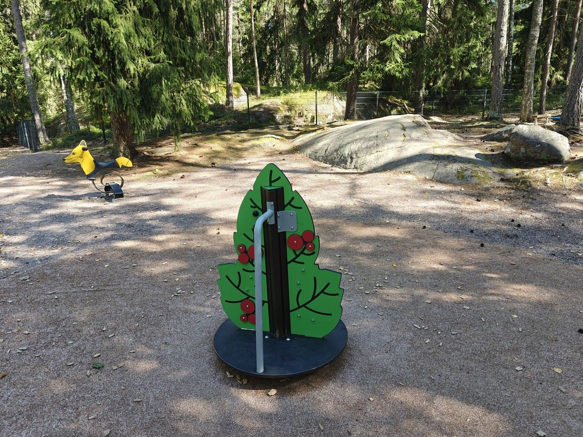 Karuselli ja jousiväline.