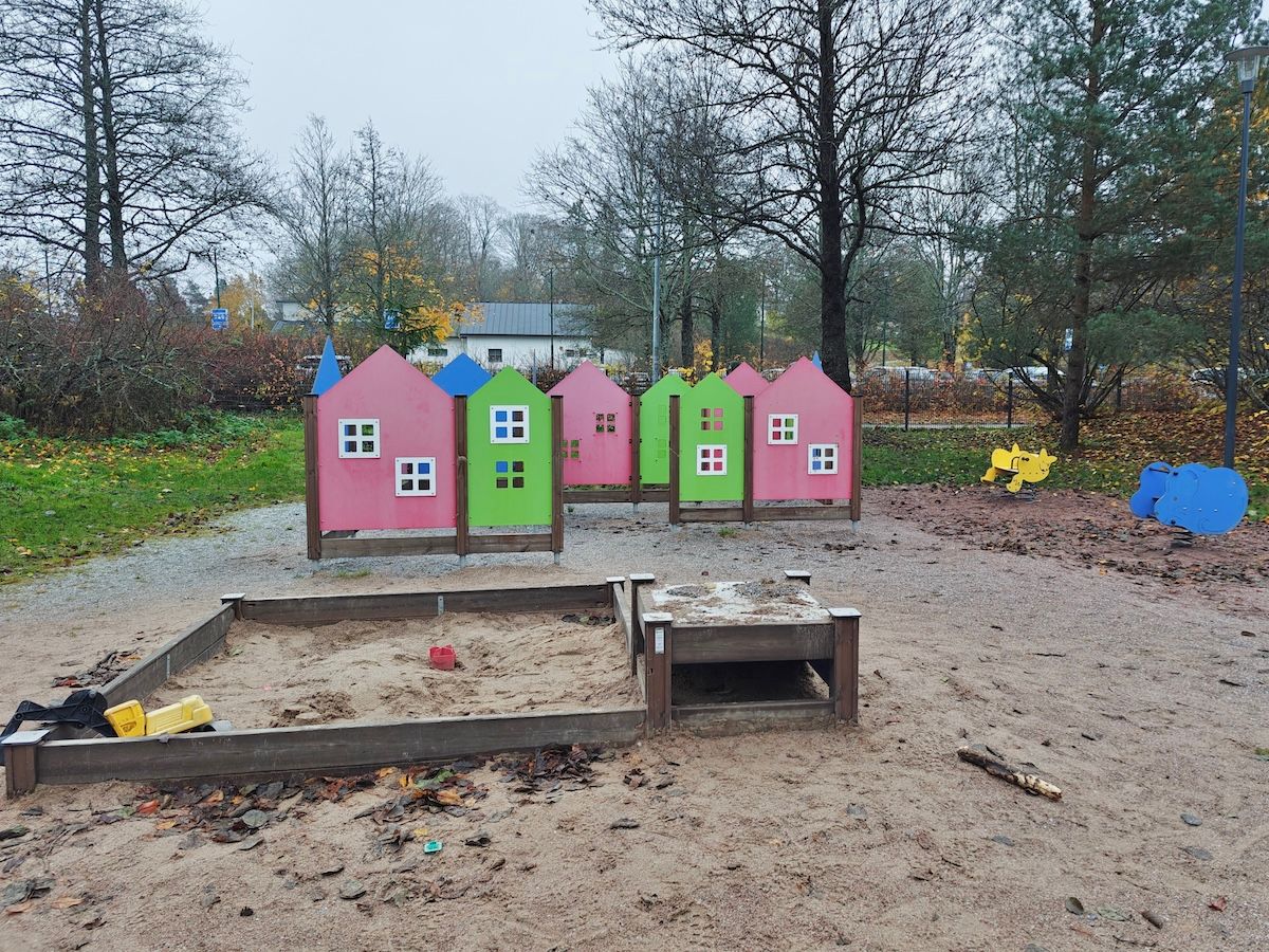 Hiekkalaatikko ja jousivälineitä.