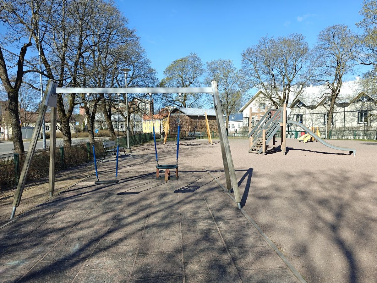 Vauvakeinu, lautakeinu, hämähäkkikeinu ja liukumäki.