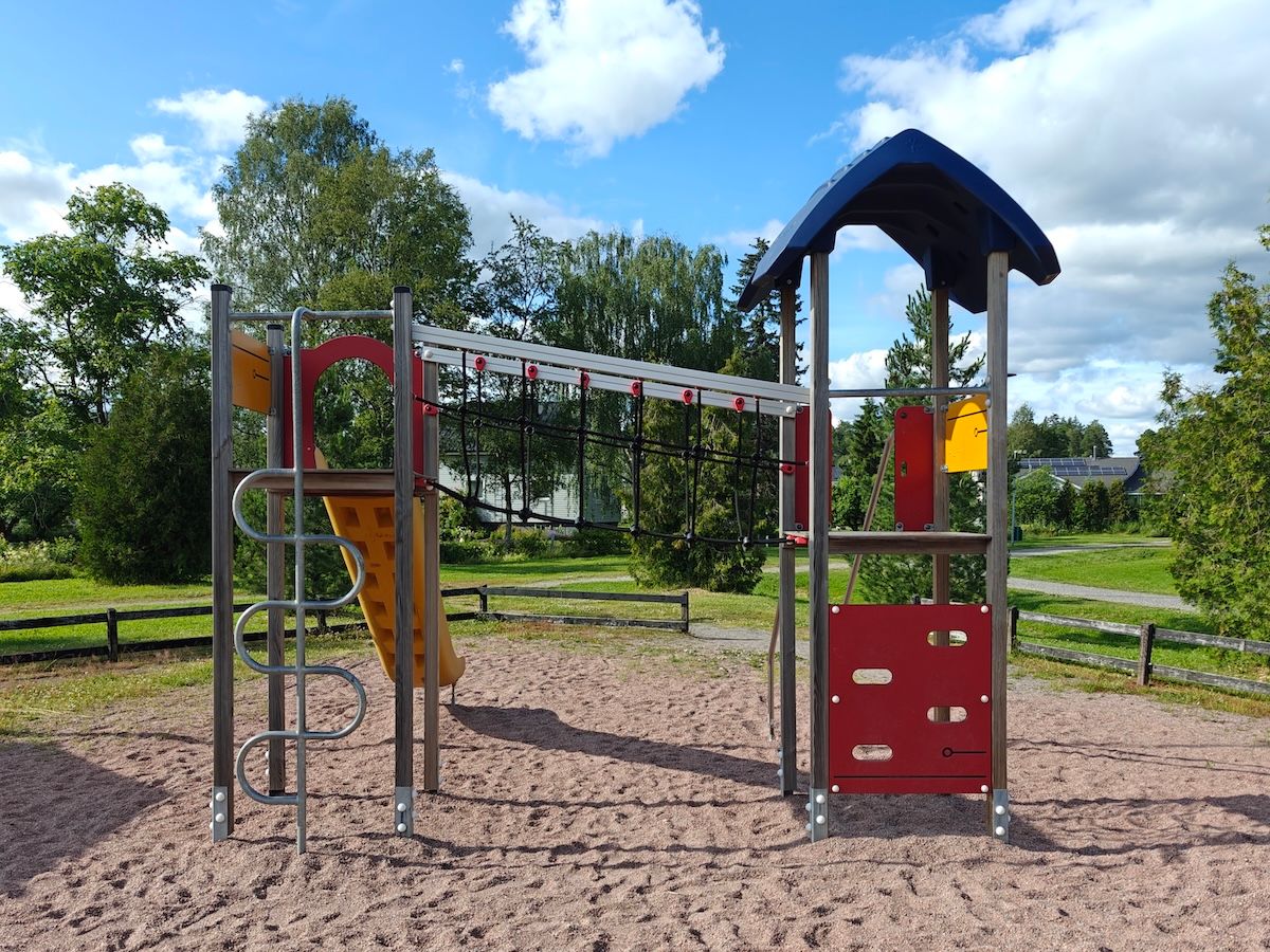 Kiipeilyteline liukumäellä.