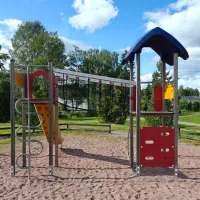 Kiipeilyteline liukumäellä.