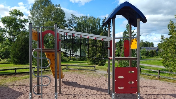 Kiipeilyteline liukumäellä.