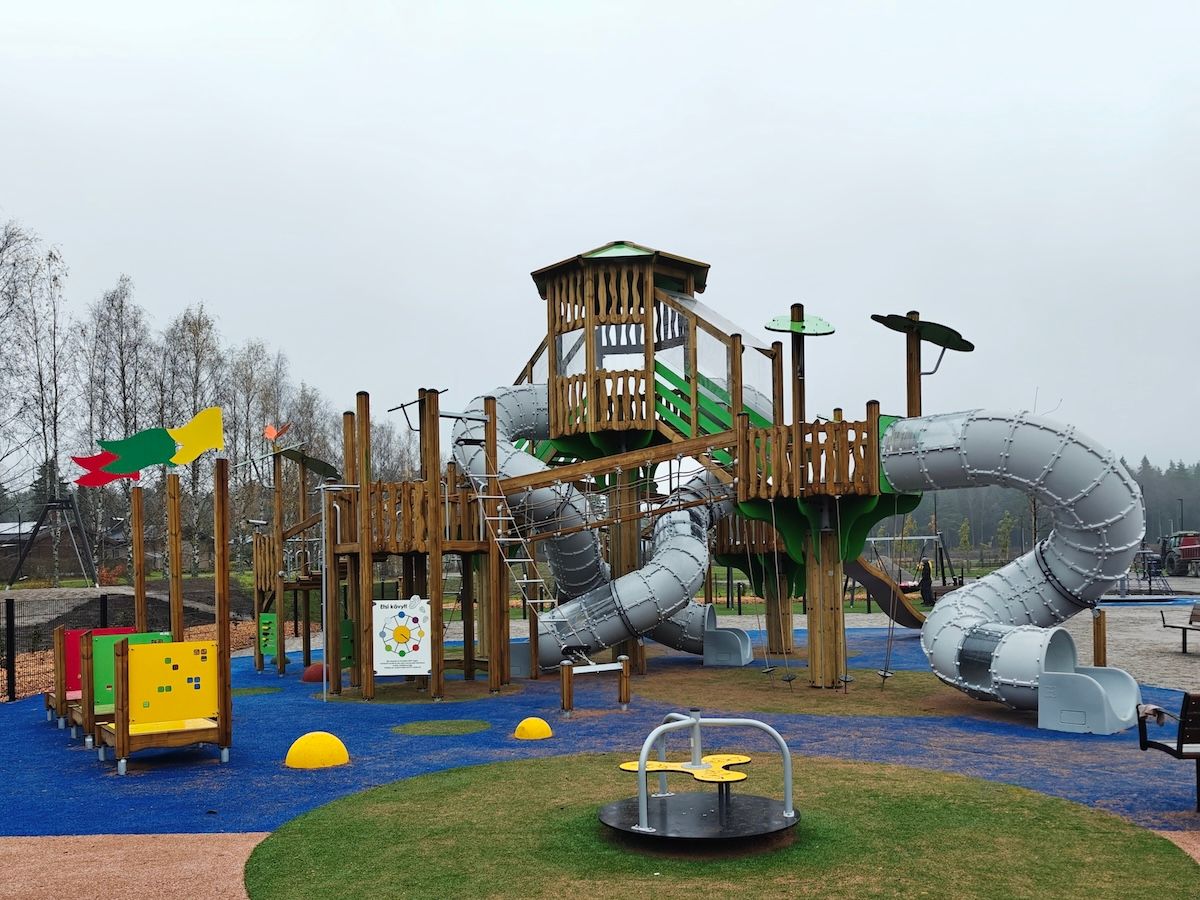 Iso kiipeilyteline ja pieni karuselli.