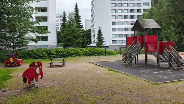 Autonmuotoinen kiipeilyteline, jousiväline sekä kiipeilyteline liukumäellä.