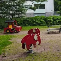 Autonmuotoinen kiipeilyteline, jousiväline sekä kiipeilyteline liukumäellä.
