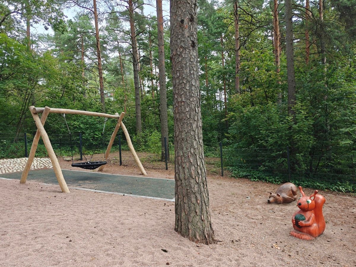 Hämähäkkikeinu ja karhu- ja oravapatsaat.