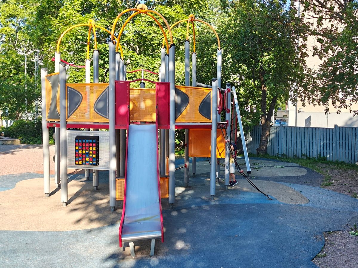 Kiipeilytelineessä on liukumäki ja paljon erilaisia kiipeilyelementtejä.