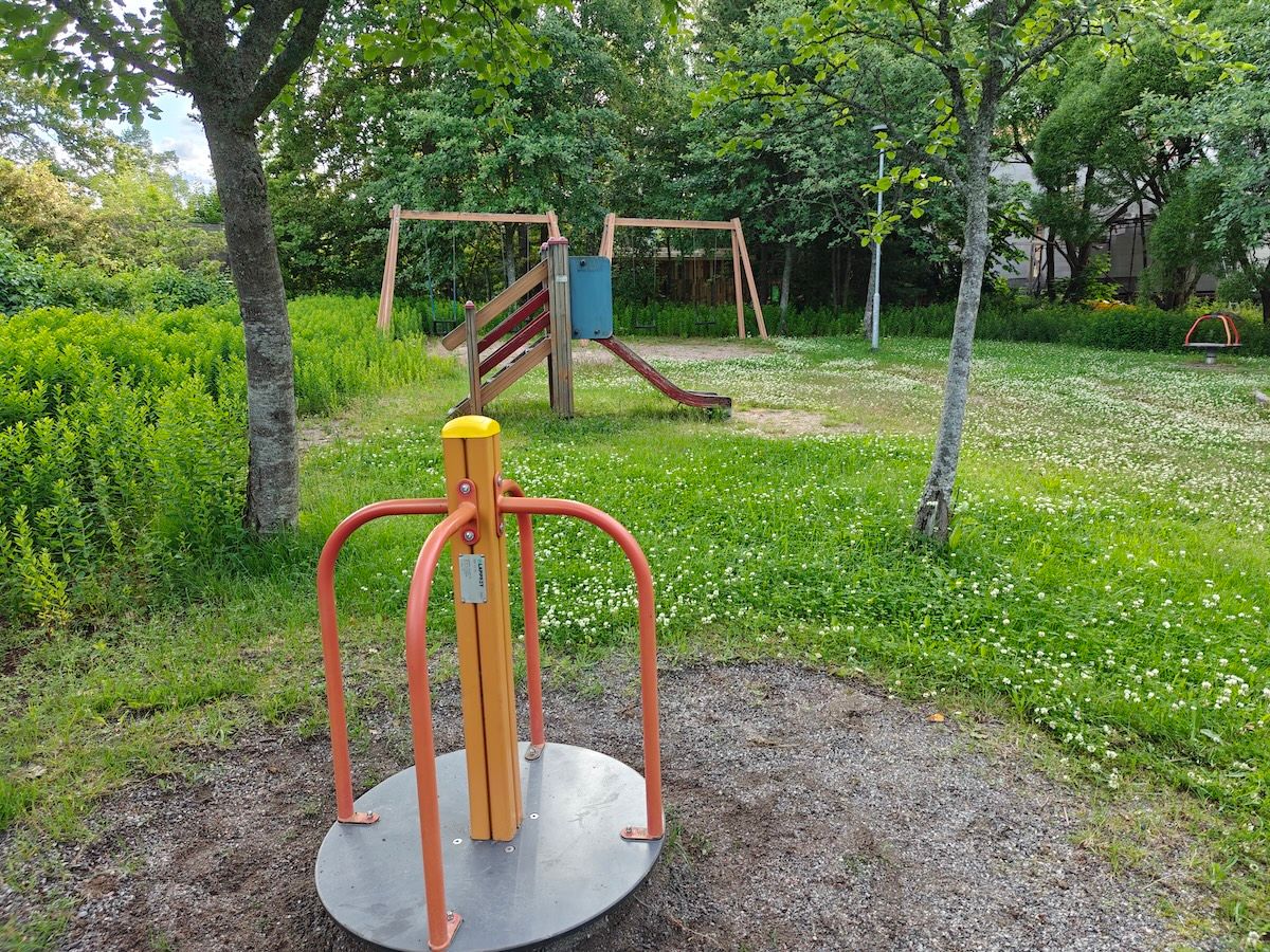 Karuselli, pieni liukumäki sekä keinuja.