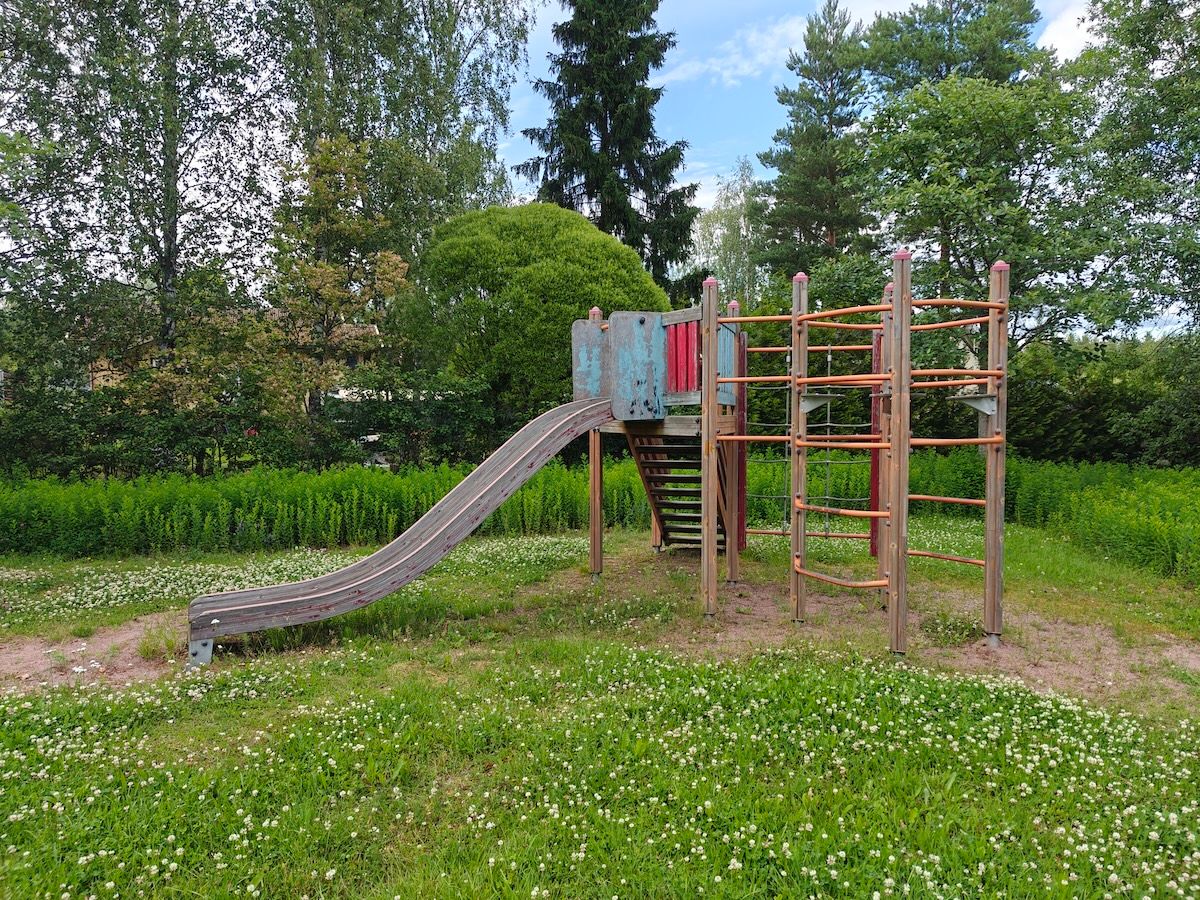 Kiipeilyteline liukumäellä.