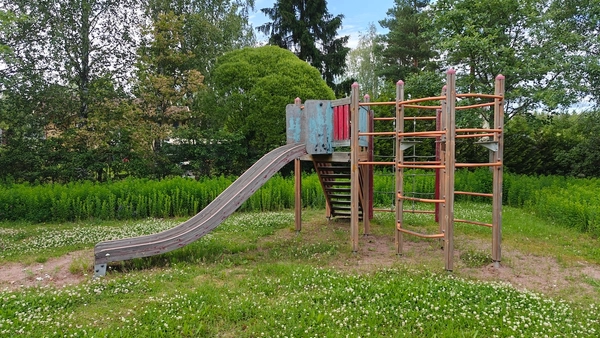 Kiipeilyteline liukumäellä.