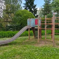 Kiipeilyteline liukumäellä.