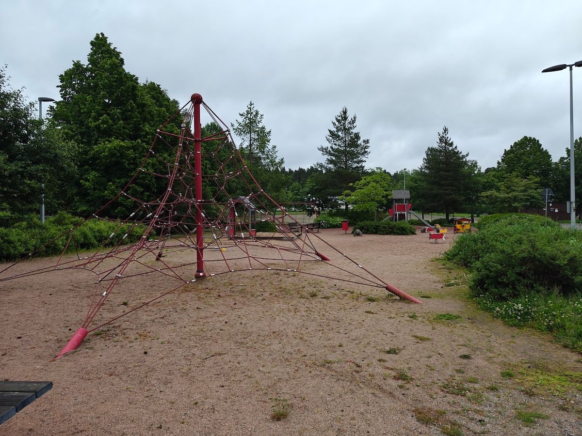 Korkea verkkomainen kiipeilyteline.