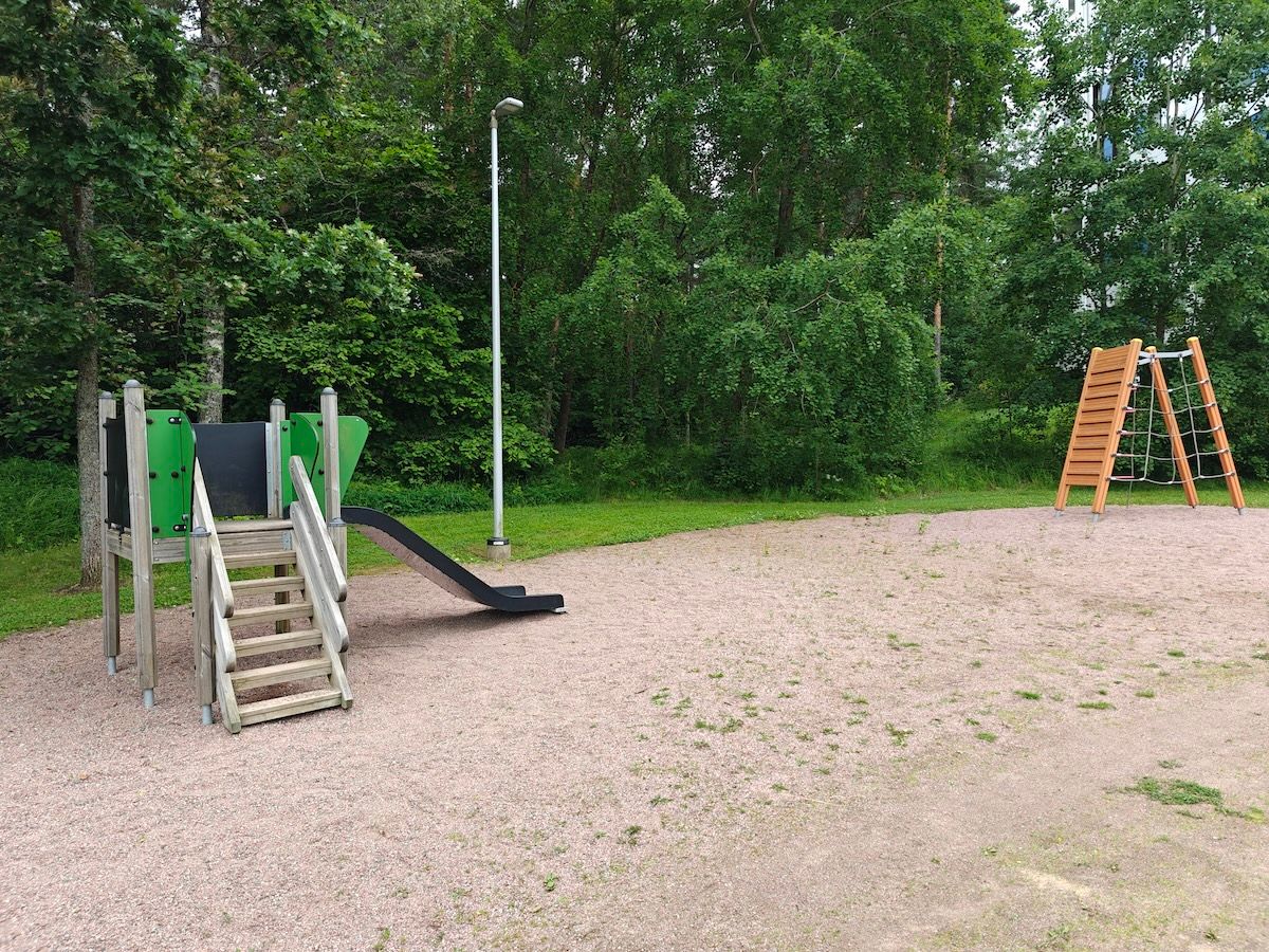 Liukumäki ja pieni kiipeilyteline.