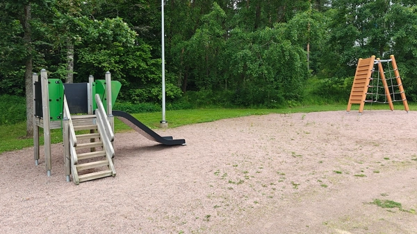 Liukumäki ja pieni kiipeilyteline.