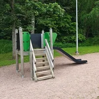 Liukumäki ja pieni kiipeilyteline.