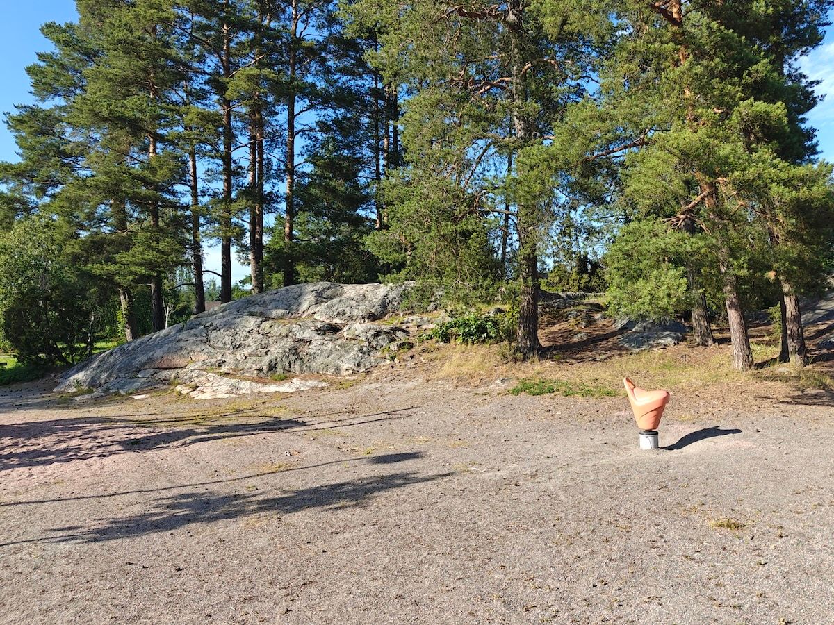 Pieni karuselli ja metsäalue.