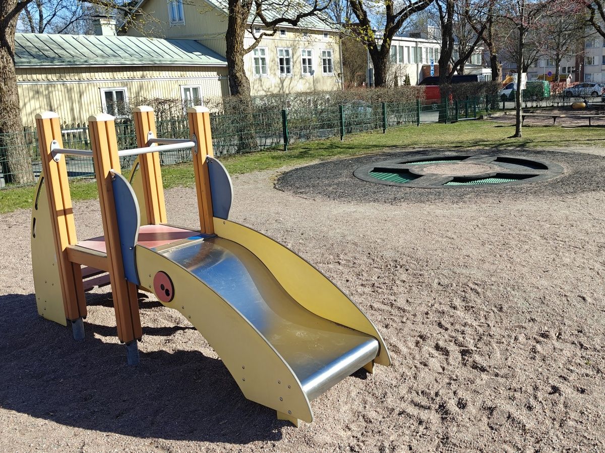 Pieni liukumäki ja trampoliini.