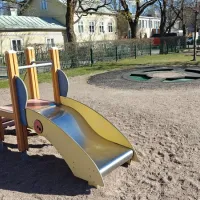 Pieni liukumäki ja trampoliini.