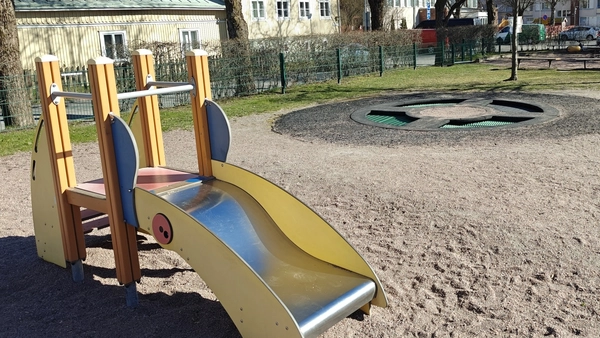 Pieni liukumäki ja trampoliini.