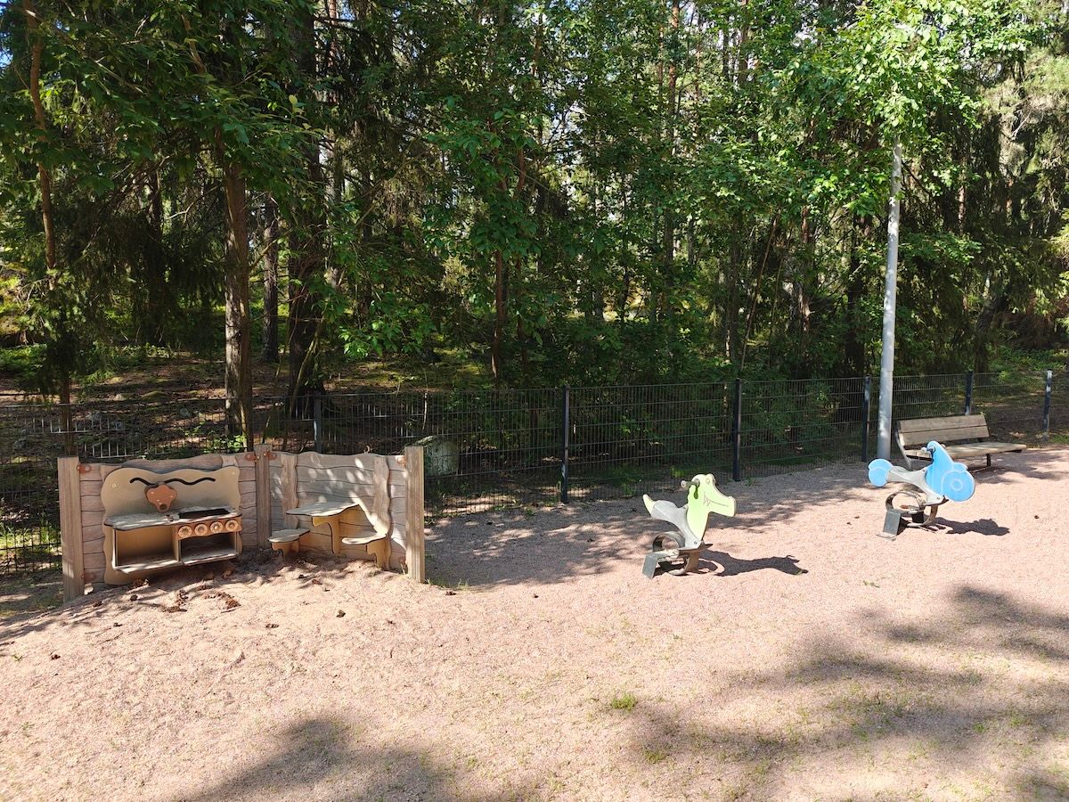 Leikkikeittiö ja jousivälineitä.