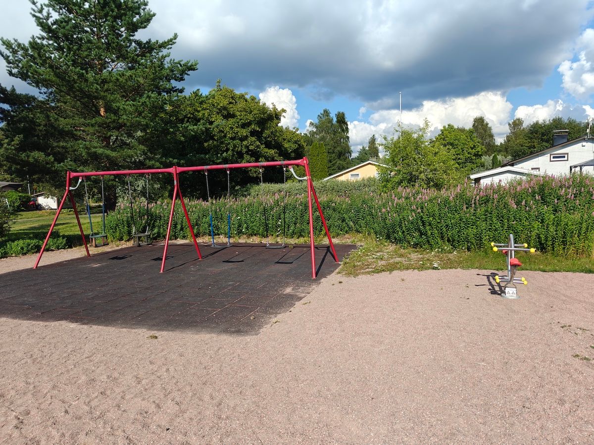 Kaksi vauvakeinua, kaksi lautakeinua ja jousiväline.
