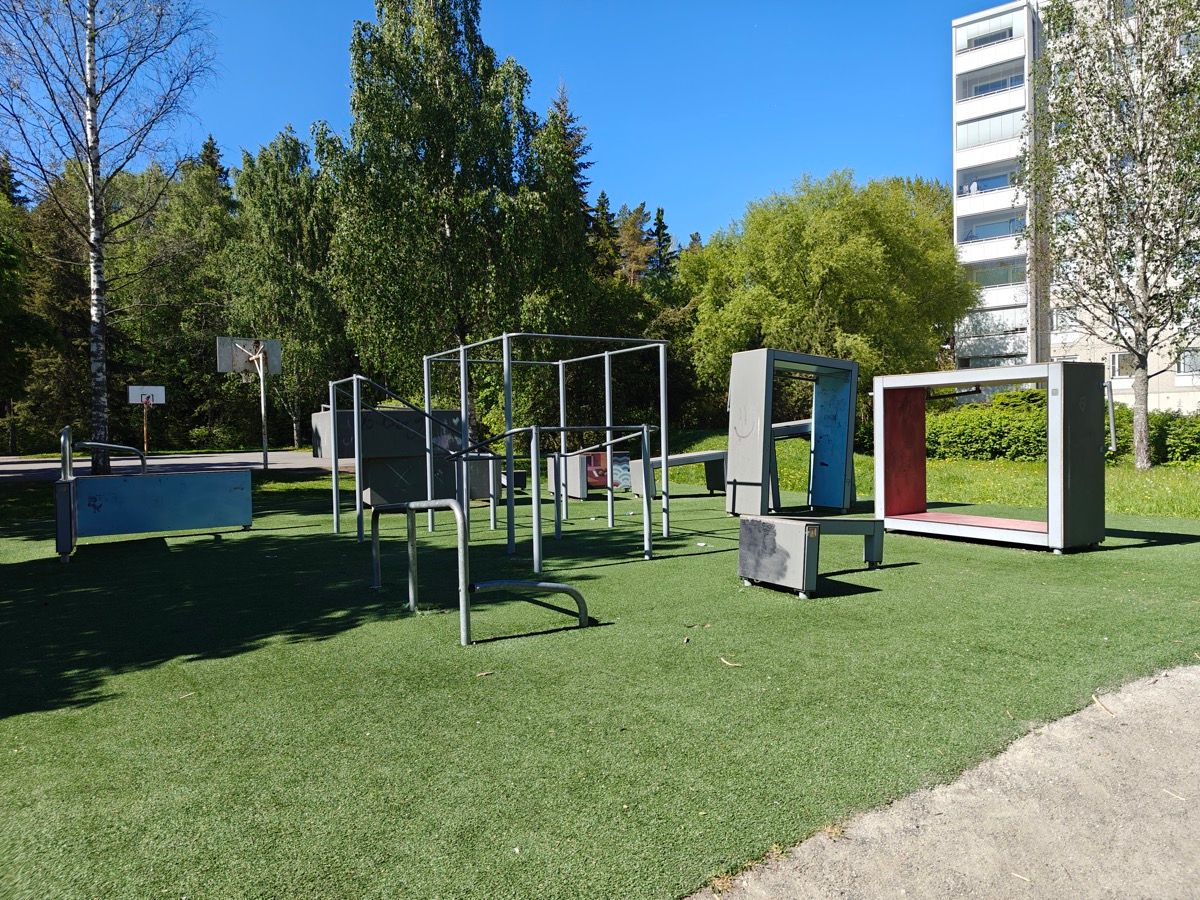 Monipuolisia parkourvälineitä.