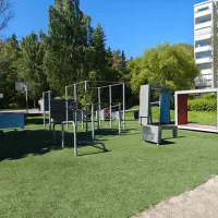 Monipuolisia parkourvälineitä.