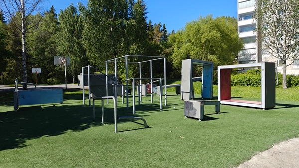 Monipuolisia parkourvälineitä.